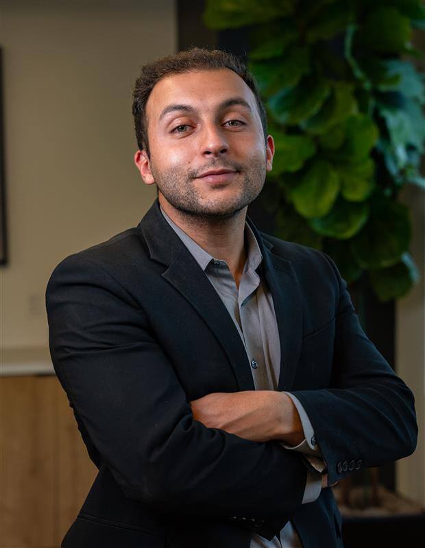 Alex Oshana Headshot